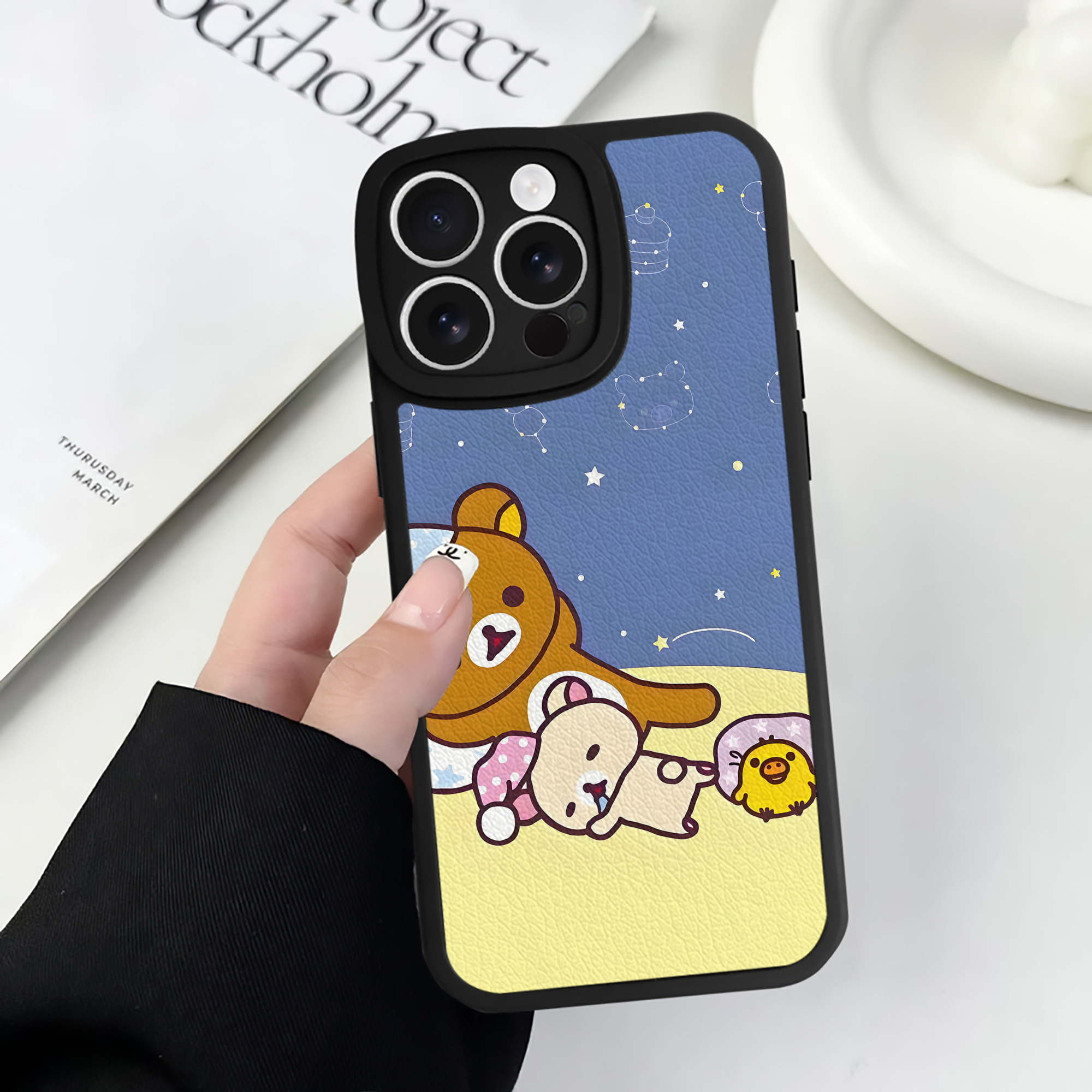 （画像用） リラックマ リラックマ キイロイトリ Rilakkuma Korilakkuma Kiiroitori 【iPhone 16シリーズ対応】シリコンスマホケース（レザー調） 材質：シリコン